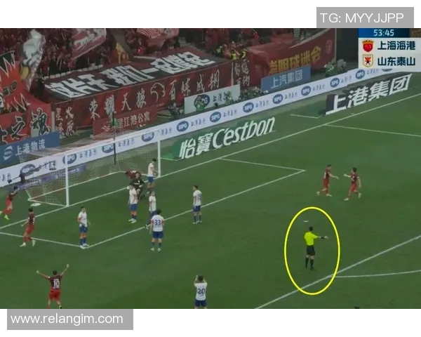 足球明星手球误判引发争议视频曝光引发球迷热议与裁判判罚讨论